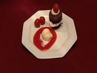 Rezept: Schoko-Mascarpone-Muffin und Vanilleeis auf Erdbeerspiegel Schoko-Mascarpone-Muffin und Vanilleeis auf Erdbeerspiegel - Rezept