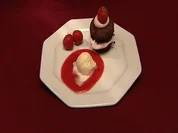 Schoko-Mascarpone-Muffin und Vanilleeis auf Erdbeerspiegel - Rezept