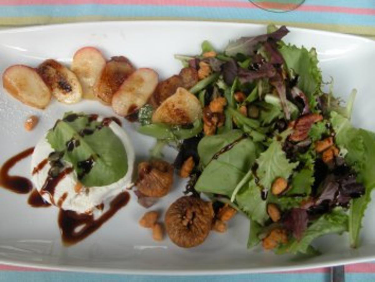 Rezept: Gewärmter Ziegenfrischkäse an Pflücksalat und Bergpfirsich Gewärmter Ziegenfrischkäse an Pflücksalat und Bergpfirsich - Rezept