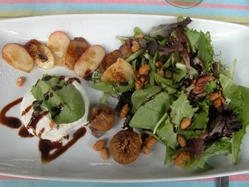 Gewärmter Ziegenfrischkäse an Pflücksalat und Bergpfirsich - Rezept