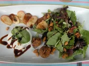 Rezept: Gewรคrmter Ziegenfrischkรคse an Pflรผcksalat und Bergpfirsich Gewรคrmter Ziegenfrischkรคse an Pflรผcksalat und Bergpfirsich - Rezept