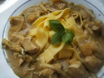 Rezept: Hähnchenbrust in Grüner Curry-Soße auf schwäbische Bandnudeln Hähnchenbrust in Grüner Curry-Soße auf schwäbische Bandnudeln - Rezept