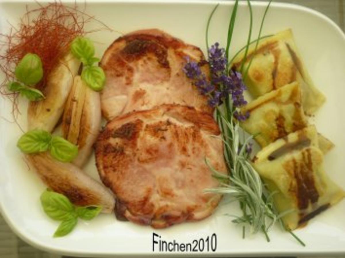 Spanferkel-Krustenbraten aus dem Lavendelrauch mit Maultaschen und ...