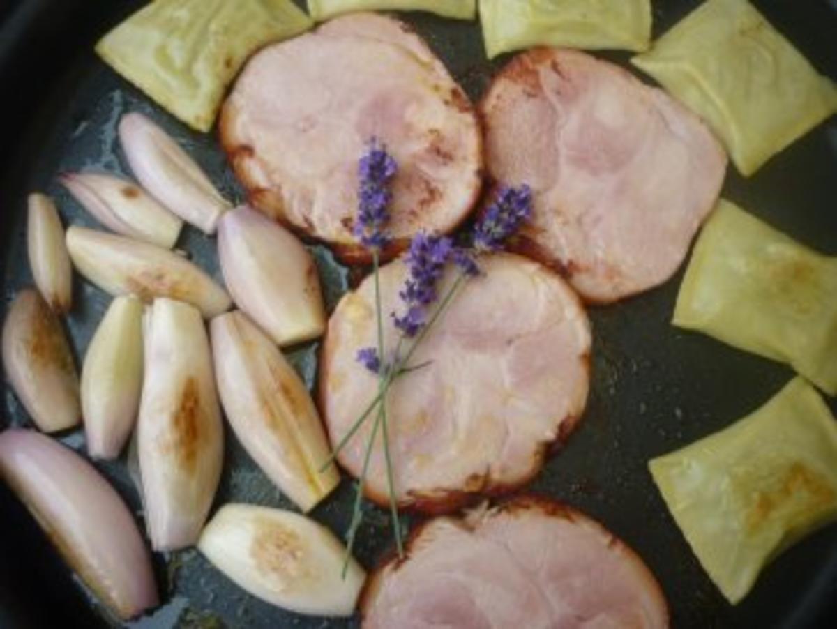 Spanferkel-Krustenbraten aus dem Lavendelrauch mit Maultaschen und Bratschalotten - Rezept - Bild Nr. 2