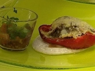 Gefüllte Paprika mit Käse gratiniert an Tomatensalat im Glas - Rezept
