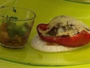 Gefüllte Paprika mit Käse gratiniert an Tomatensalat im Glas - Rezept