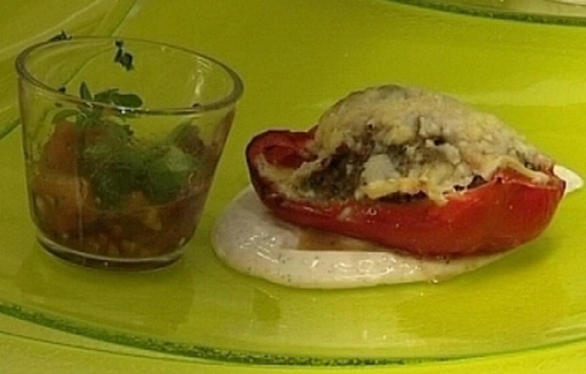 Bilder für Gefüllte Paprika mit Käse gratiniert an Tomatensalat im Glas - Rezept