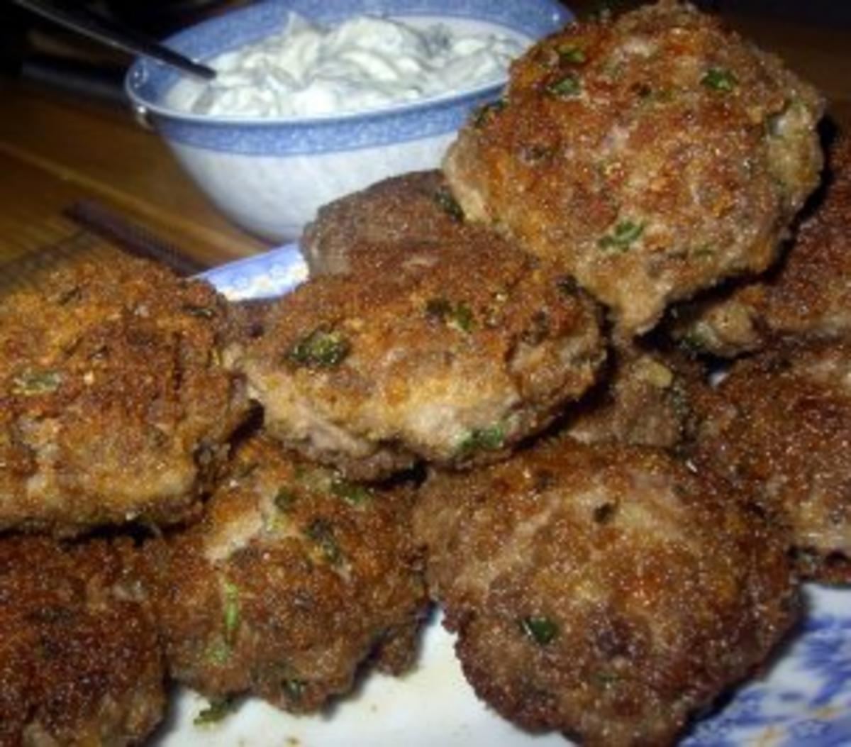 Rezept: Limettenhackbällchen mit Korianderschmand Limettenhackbällchen mit Korianderschmand - Rezept