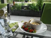 Pilz-Frittata mit Zitronenthymian und Pecorino, Cherrytomatensalat und Ciabatta - Rezept