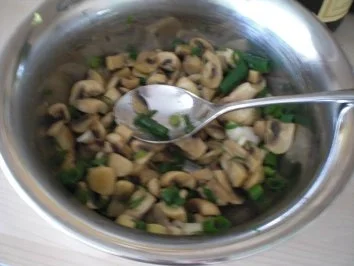 Pilz-Frittata mit Zitronenthymian und Pecorino, Cherrytomatensalat und Ciabatta - Rezept - Bild Nr. 2