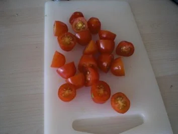 Pilz-Frittata mit Zitronenthymian und Pecorino, Cherrytomatensalat und Ciabatta - Rezept - Bild Nr. 3