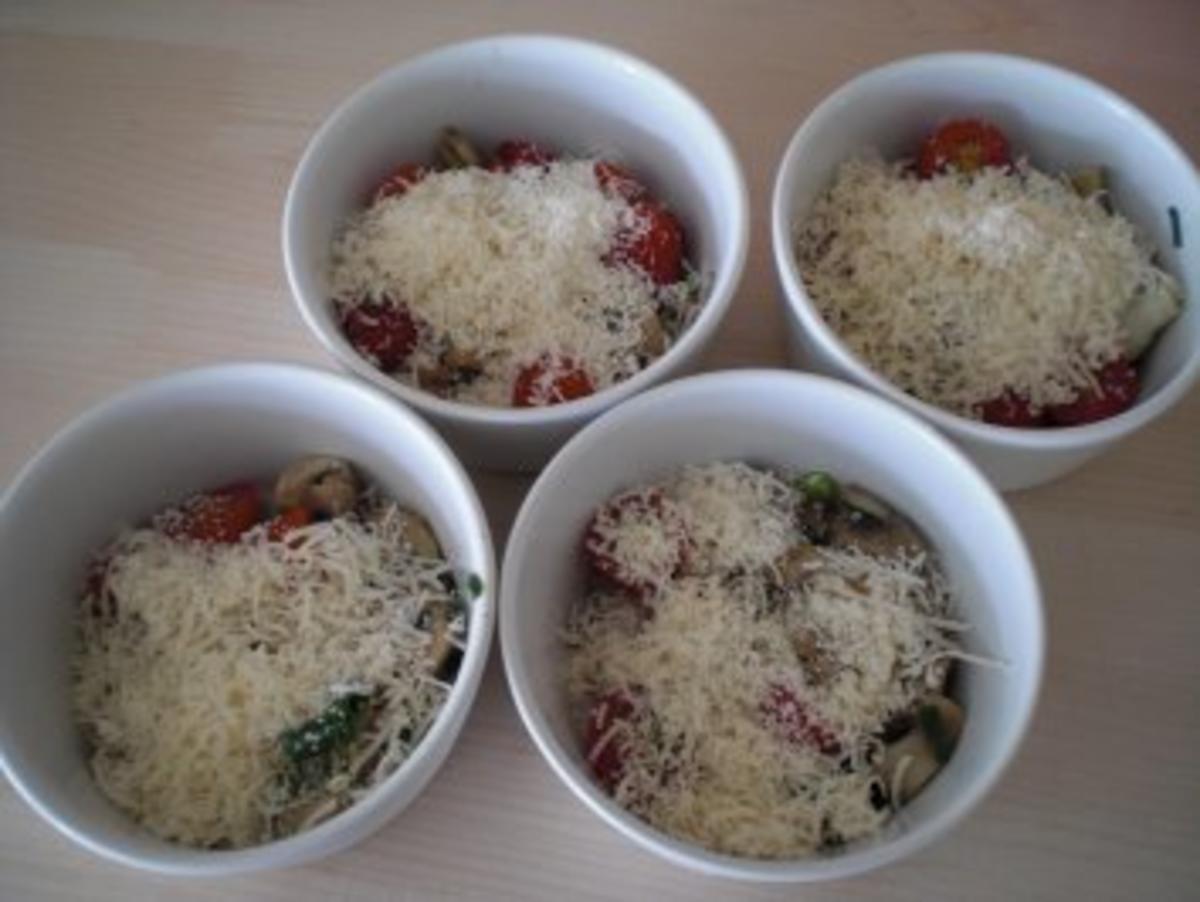 Pilz-Frittata mit Zitronenthymian und Pecorino, Cherrytomatensalat und Ciabatta - Rezept - Bild Nr. 5