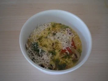 Pilz-Frittata mit Zitronenthymian und Pecorino, Cherrytomatensalat und Ciabatta - Rezept - Bild Nr. 6