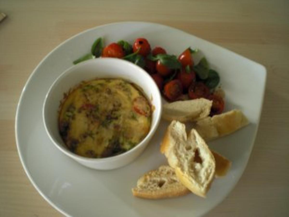 Pilz-Frittata mit Zitronenthymian und Pecorino, Cherrytomatensalat und Ciabatta - Rezept - Bild Nr. 7