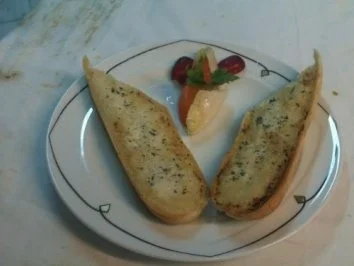 selbstgebackenes knoblaucholivenbrot, perfekt als grillbeilage - Rezept