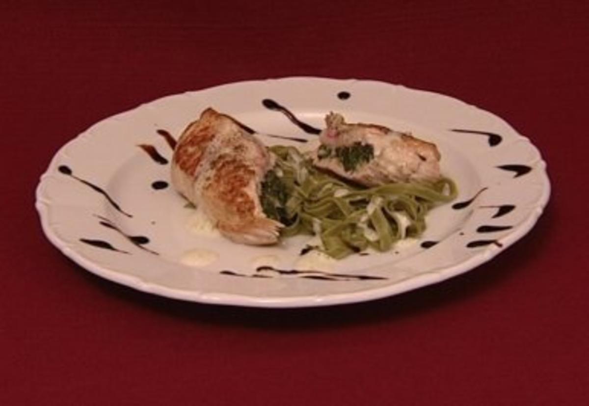 Putensteak gefüllt mit Spinat, Fetakäse und Kräuterschaum auf Nudeln ...