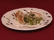 Putensteak gefüllt mit Spinat, Fetakäse und Kräuterschaum auf Nudeln (Gisele Oppermann) - Rezept