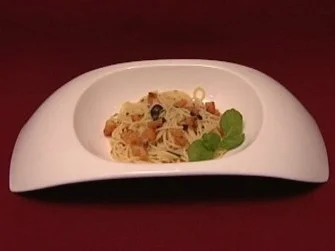 Spaghetti mit kalter Tomaten-Basilikumsoße (Jo Weil) - Rezept