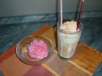 Getränke......Buttermilch mit Eis - Rezept