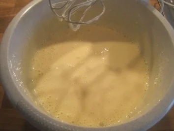 Eierlikörtorte mit Heidelbeeren und Sahne - Rezept - Bild Nr. 2