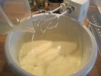 Eierlikörtorte mit Heidelbeeren und Sahne - Rezept - Bild Nr. 3