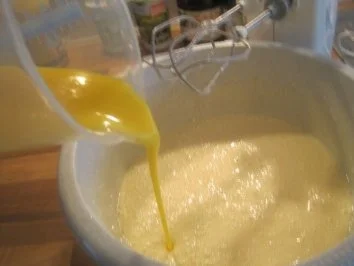 Eierlikörtorte mit Heidelbeeren und Sahne - Rezept - Bild Nr. 4