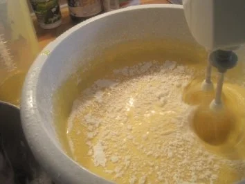 Eierlikörtorte mit Heidelbeeren und Sahne - Rezept - Bild Nr. 5