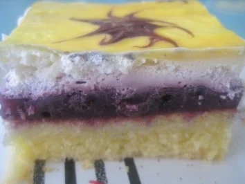 Eierlikörtorte mit Heidelbeeren und Sahne - Rezept