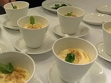 Rezept: Crema catalana ligera mit Ananas und Vanille-Safran-Parfait Bild Nr. 9 Crema catalana ligera mit Ananas und Vanille-Safran-Parfait - Rezept - Bild Nr. 9