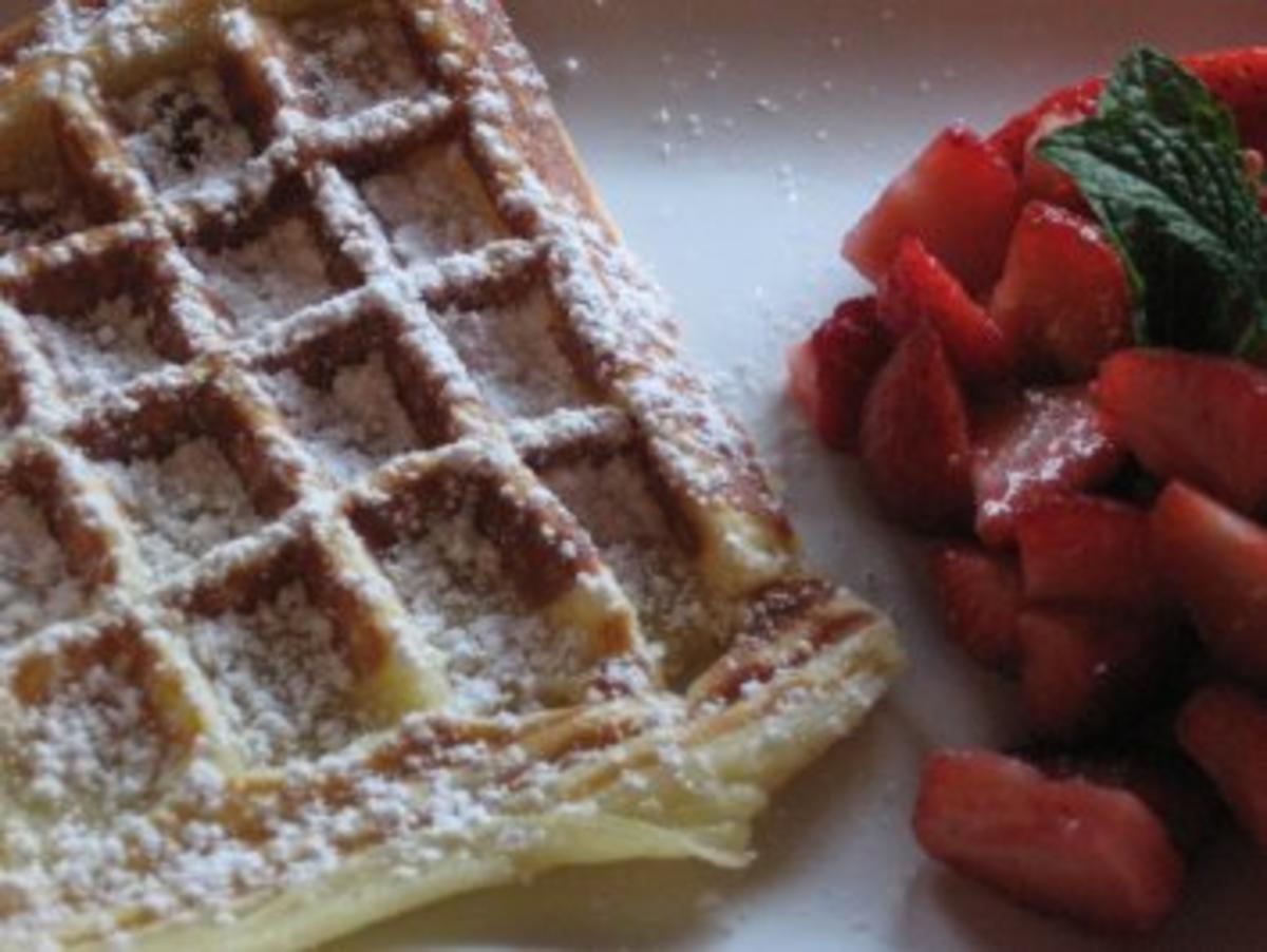 Feine Waffeln mit frischen Erdbeeren - Rezept - kochbar.de