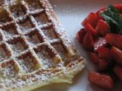 Feine Waffeln mit frischen Erdbeeren - Rezept