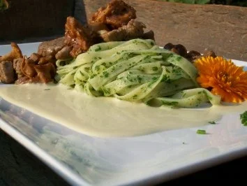 Rezept: Kalbsfiletspitzen mit Pfifferlingen zu Petersilientagliatelle an Maille-Senf-Sahne Kalbsfiletspitzen mit Pfifferlingen zu Petersilientagliatelle an Maille-Senf-Sahne - Rezept