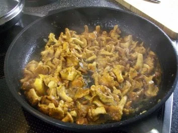 Rezept: Kalbsfiletspitzen mit Pfifferlingen zu Petersilientagliatelle an Maille-Senf-Sahne Bild Nr. 5 Kalbsfiletspitzen mit Pfifferlingen zu Petersilientagliatelle an Maille-Senf-Sahne - Rezept - Bild Nr. 5