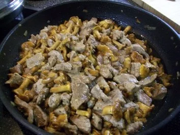 Rezept: Kalbsfiletspitzen mit Pfifferlingen zu Petersilientagliatelle an Maille-Senf-Sahne Bild Nr. 6 Kalbsfiletspitzen mit Pfifferlingen zu Petersilientagliatelle an Maille-Senf-Sahne - Rezept - Bild Nr. 6