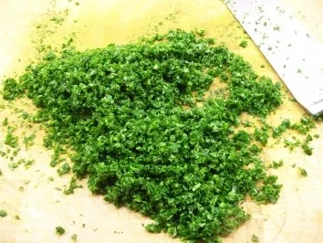 Rezept: Kalbsfiletspitzen mit Pfifferlingen zu Petersilientagliatelle an Maille-Senf-Sahne Bild Nr. 7 Kalbsfiletspitzen mit Pfifferlingen zu Petersilientagliatelle an Maille-Senf-Sahne - Rezept - Bild Nr. 7