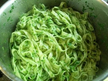 Rezept: Kalbsfiletspitzen mit Pfifferlingen zu Petersilientagliatelle an Maille-Senf-Sahne Bild Nr. 9 Kalbsfiletspitzen mit Pfifferlingen zu Petersilientagliatelle an Maille-Senf-Sahne - Rezept - Bild Nr. 9