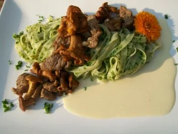 Rezept: Kalbsfiletspitzen mit Pfifferlingen zu Petersilientagliatelle an Maille-Senf-Sahne Bild Nr. 10 Kalbsfiletspitzen mit Pfifferlingen zu Petersilientagliatelle an Maille-Senf-Sahne - Rezept - Bild Nr. 10