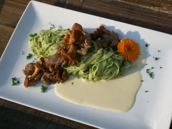 Rezept: Kalbsfiletspitzen mit Pfifferlingen zu Petersilientagliatelle an Maille-Senf-Sahne Bild Nr. 11 Kalbsfiletspitzen mit Pfifferlingen zu Petersilientagliatelle an Maille-Senf-Sahne - Rezept - Bild Nr. 11