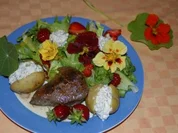 Blüten und Erdbeeren - ein sommerlicher Genuß zu Gegrilltem - Rezept