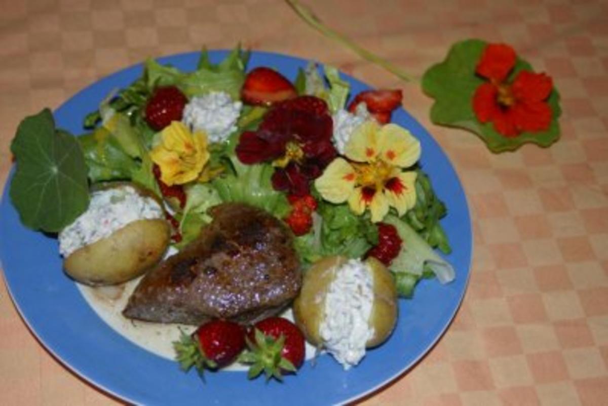 Blüten und Erdbeeren - ein sommerlicher Genuß zu Gegrilltem - Rezept
Gesendet von cuechenfee