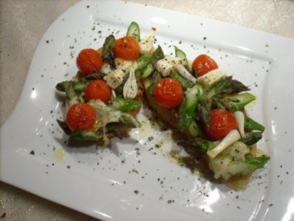 Bruschetta mit Büffelmozzarella u grünem Spargel - Rezept