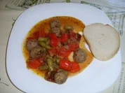 Kräuter-Olivenhackbällchen - Gemüsepfanne - Rezept