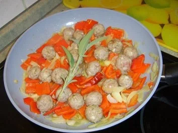 Kräuter-Olivenhackbällchen - Gemüsepfanne - Rezept - Bild Nr. 6