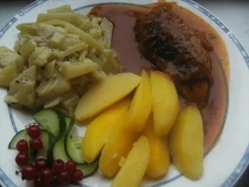 Goldbroiler  in Gemüse geschmort   mit Kartoffelspalten - Rezept