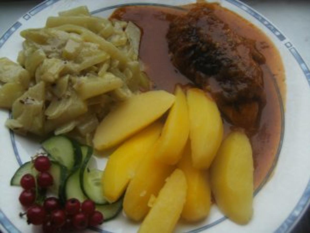 Goldbroiler in Gemüse geschmort mit Kartoffelspalten - Rezept - kochbar.de