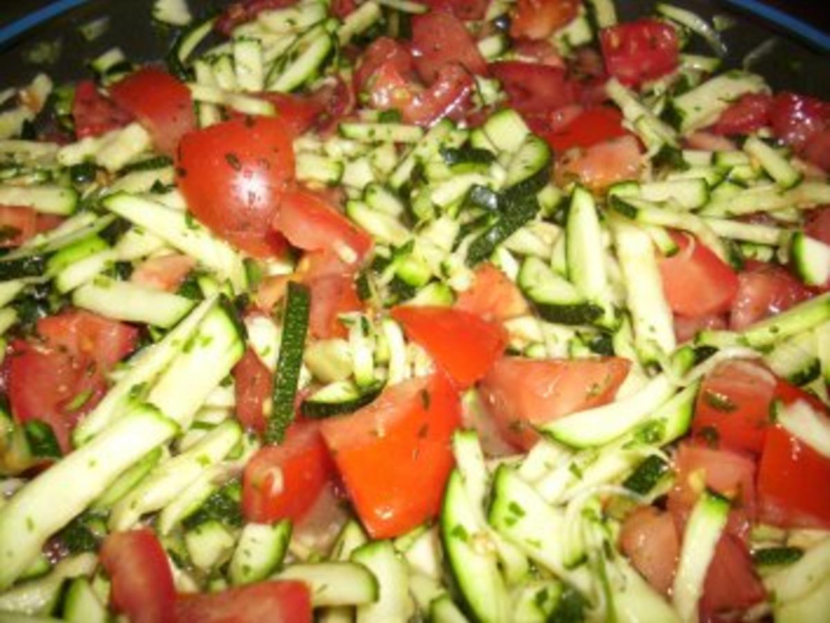 Zucchini-Tomaten-Salat - Rezept mit Bild - kochbar.de