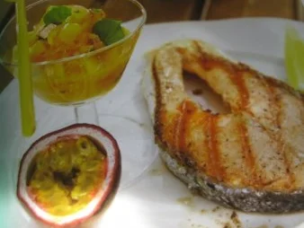 Rezept: Lachssteaks mit Mango-Salat Lachssteaks mit Mango-Salat - Rezept