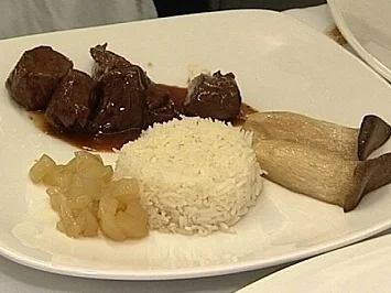 Reh-, Wildschwein- und Kalbsgulasch – Pleurant chat d’Avignon - Rezept