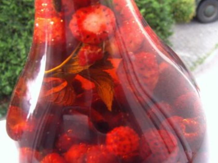 Himbeerlikör - einfach - 230 kcal/100g Himbeerlikör - einfach - 230 kcal/100g