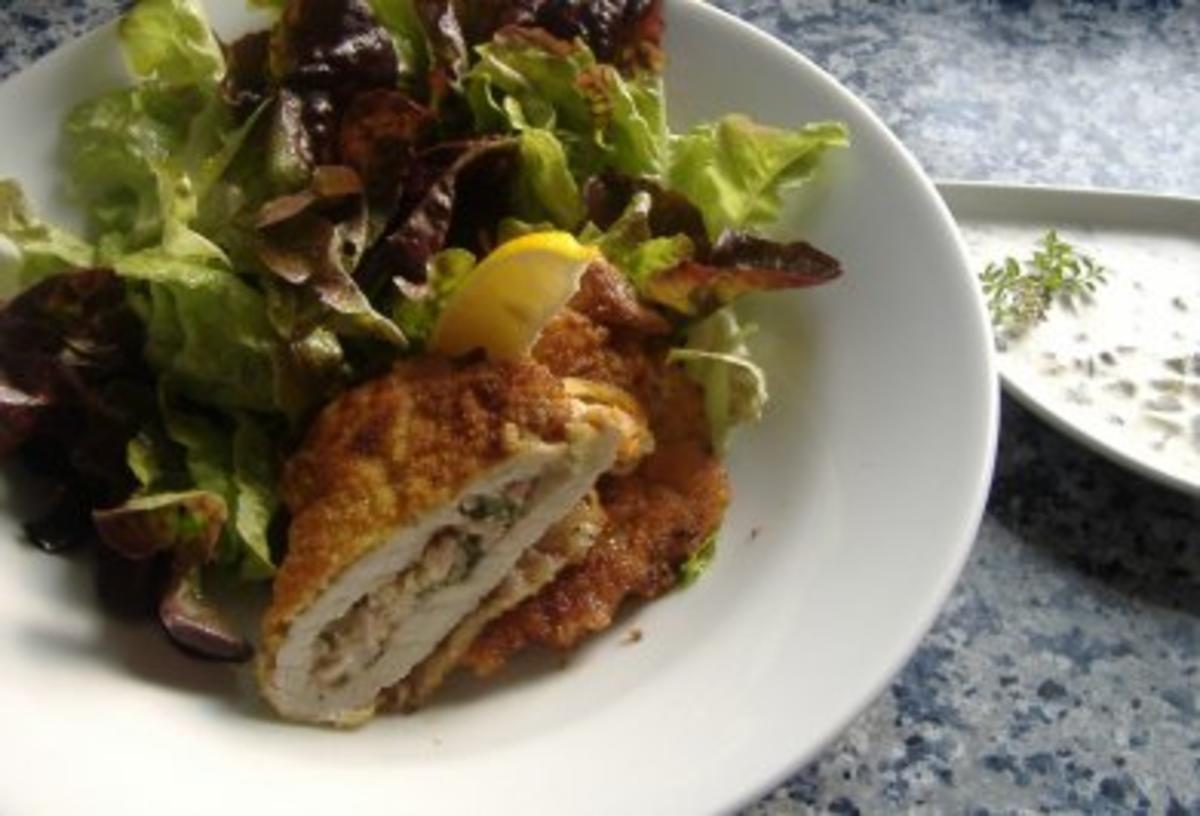 Gefülltes Kalbsschnitzel mit Buttermilchremoulade und Blattsalat - Rezept